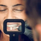 Mujer cita estética dental carillas Lumineers